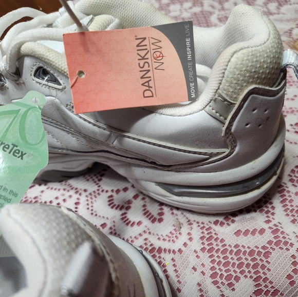 Danskin Now athletic shoe Leather Upper Nwob Size 11 - Picture 2 of 7